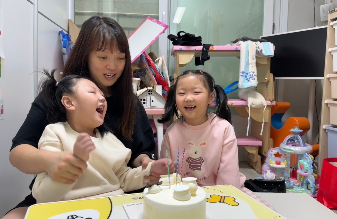 생일 축하 중인 해나 세 가족